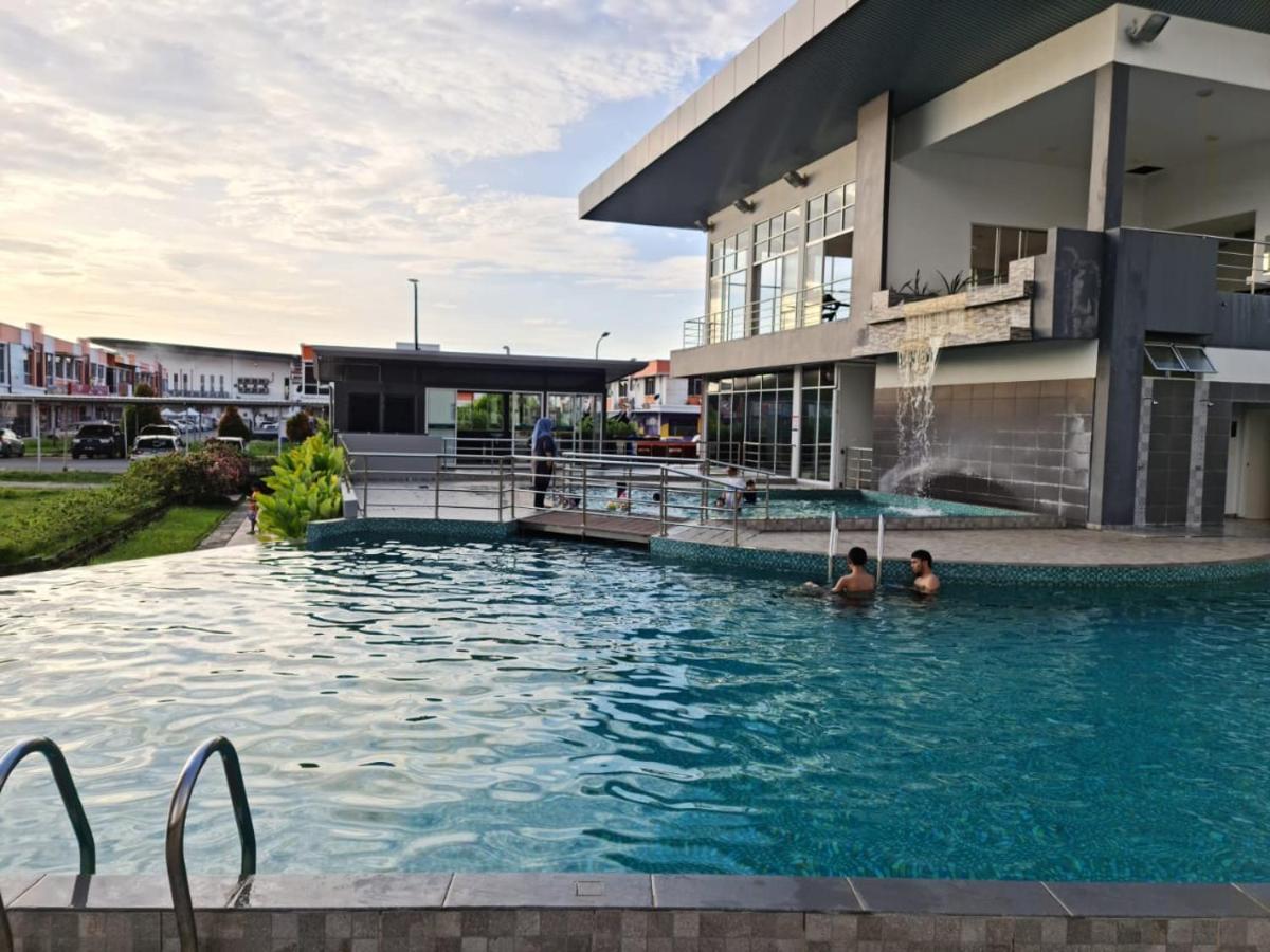 Rhr Deluxe Guesthouse Kinarut Papar Sabah - Pool View Exterior foto